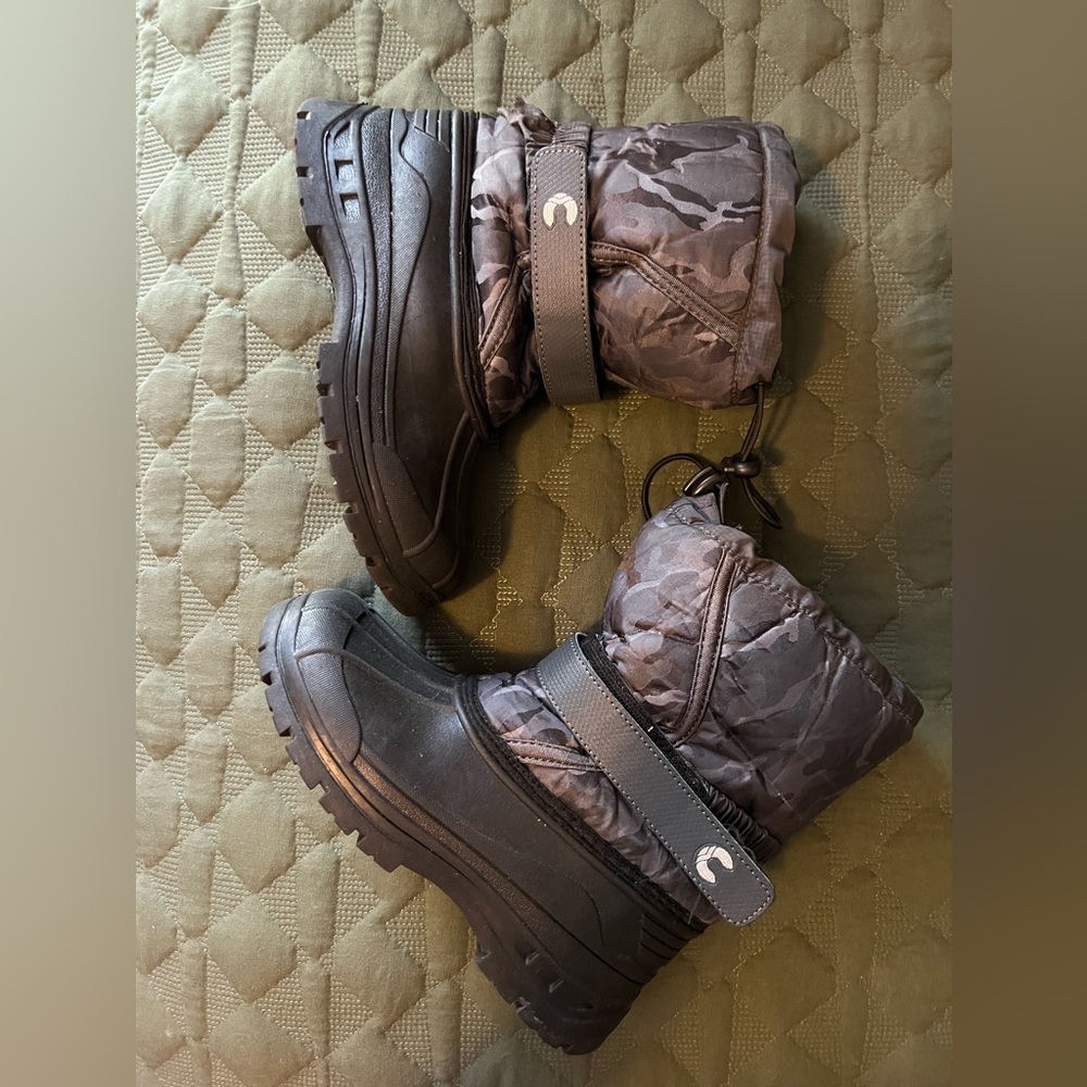 Youth snow boots
